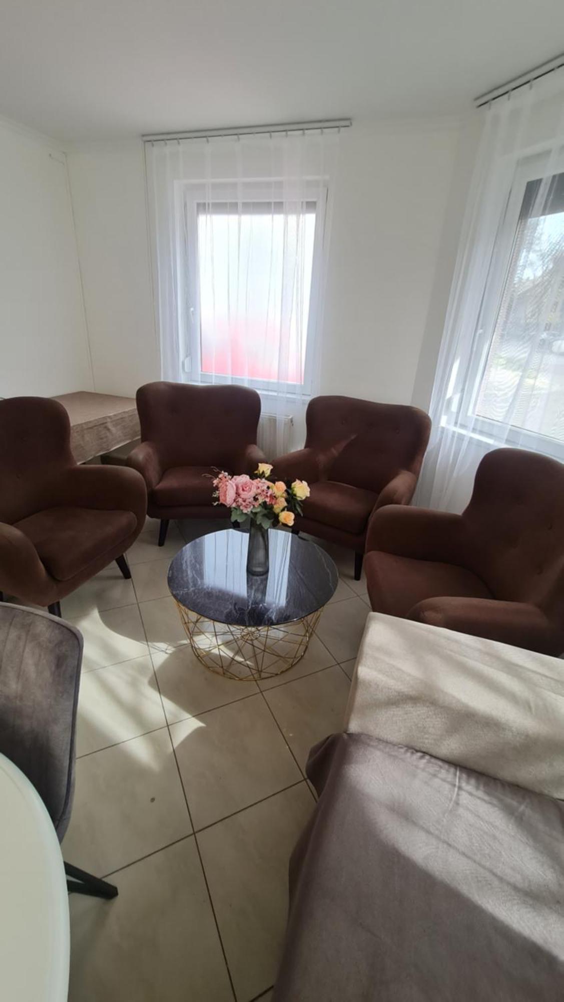 Tulipan Apartman Seghedin Exterior foto